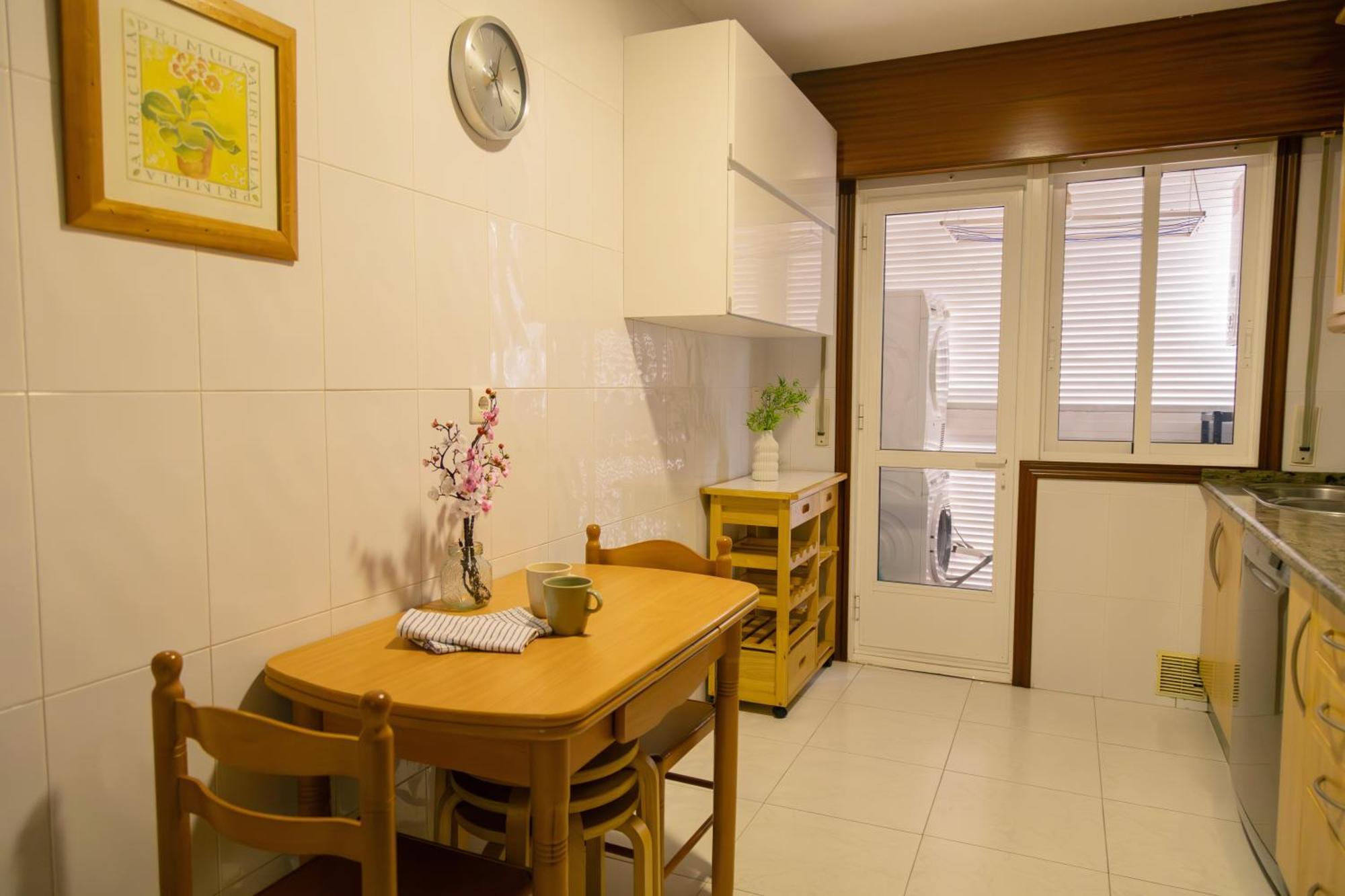 Appartement Completo, Amplio, Muy Iluminado Y Con Plaza De Garaje Incluida.